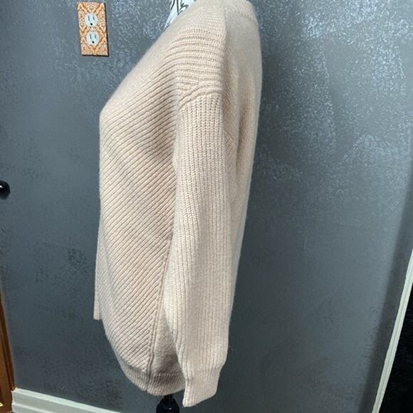 H&M baby pink soft v-neck tunic length long sleeve sweater. Size XS - Picture 4 of 9